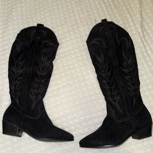 Knee high black cowgirl boots